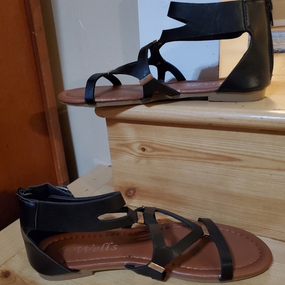 Wells Women's Gladiator Sandals - Picture 4 of 8